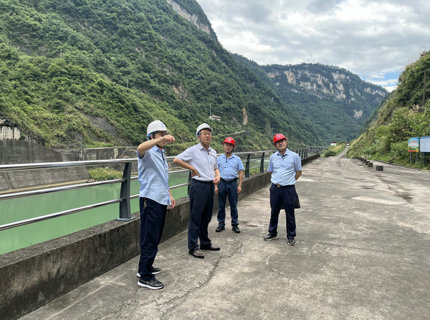 公司領(lǐng)導(dǎo)在江埡電站帶班檢查防汛工作