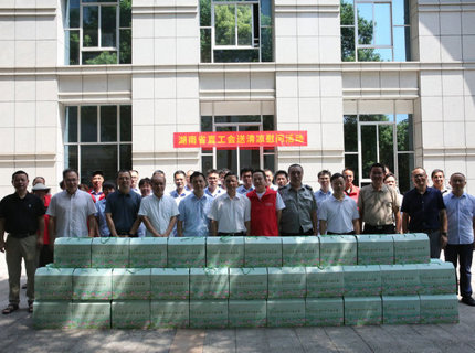 湖南省直工會(huì)主席黎池到澧水公司開(kāi)展“送清涼”慰問(wèn)活動(dòng)