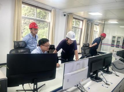 公司領(lǐng)導(dǎo)在防汛一線輪流帶班值守